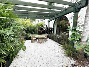 Outdoor dining - Charming 1 bed Apartment in lovely Miami with AC, TROPICAL FOOD FOREST GARDEN (Miami)