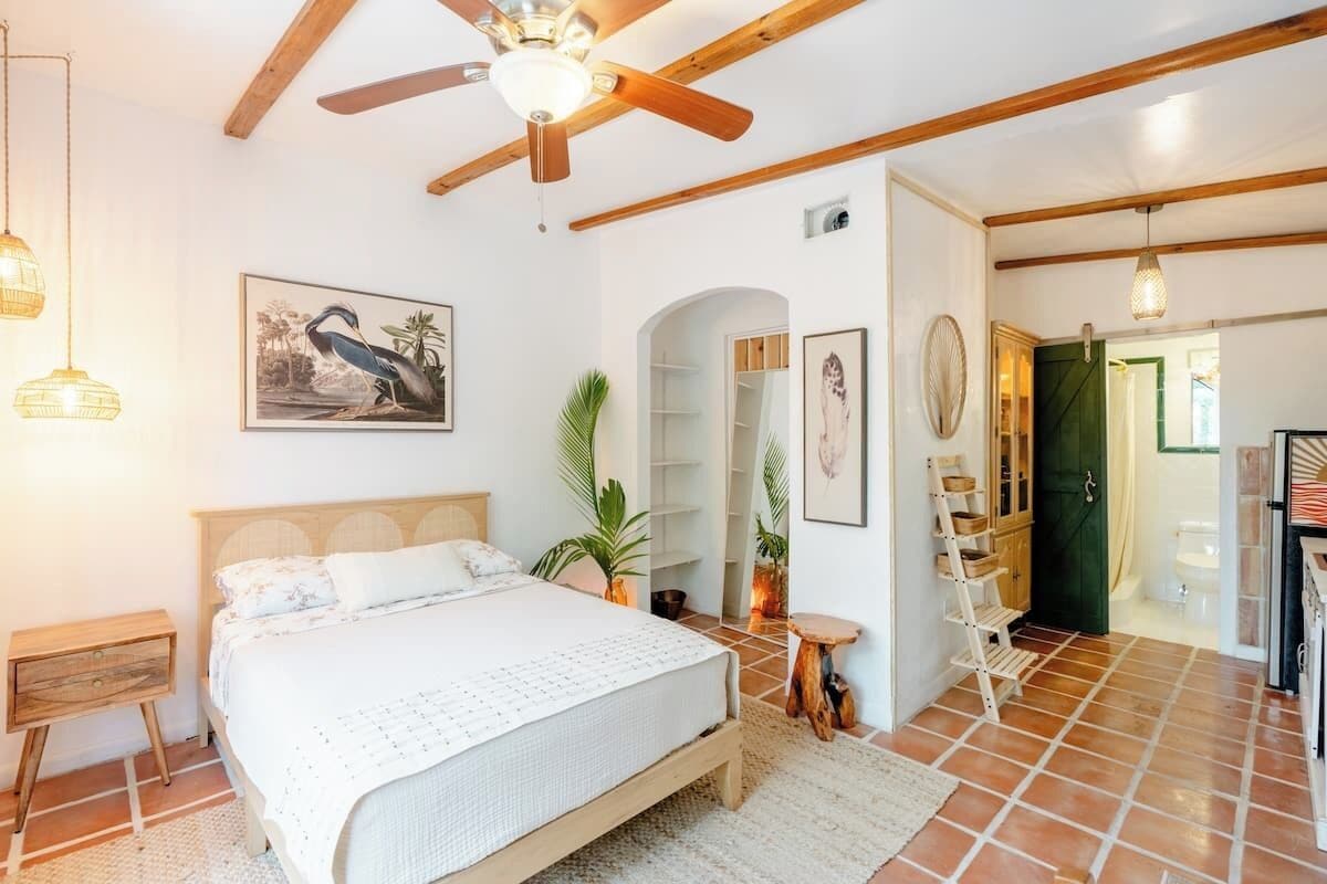 1 dormitorio, tabla de planchar con plancha, wifi y ropa de cama