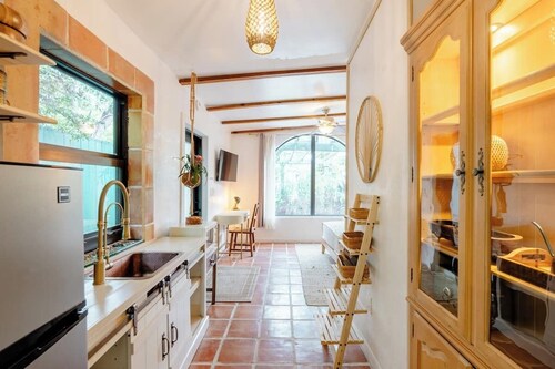 Charming 1 bed Apartment in lovely Miami with AC, TROPICAL FOOD FOREST GARDEN