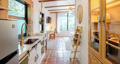 Charming 1 bed Apartment in lovely Miami with AC, TROPICAL FOOD FOREST GARDEN