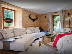 Fernseher, Kamin, Stereoanlage