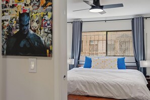 1 bedroom, desk, iron/ironing board, free WiFi - Chic Urban Condo in Downtown Long Beach (Long Beach)