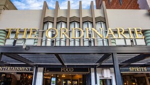 L'esterno dell'edificio The Ordinary, con indicazioni per Intrattenimento, Cibo e Distillati.