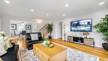 House | 6 bedrooms, desk