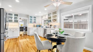 House | 6 bedrooms, desk