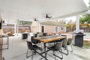 House | 6 bedrooms, desk