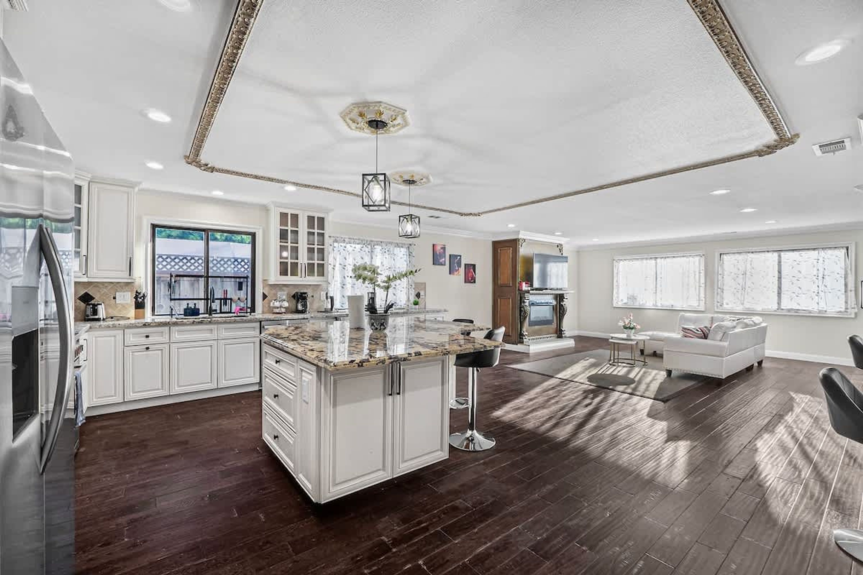 House | 7 bedrooms, desk