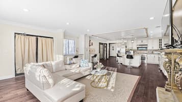 House | 7 bedrooms, desk