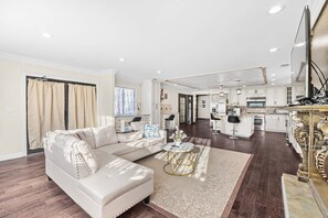 House | 7 bedrooms, desk - Stunning Roman Design 7bed5bath in Heart San Jose (San Jose)