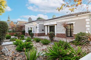 7 bedrooms, desk - Stunning Roman Design 7bed5bath in Heart San Jose (San Jose)