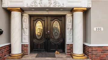 House | 6 bilik tidur