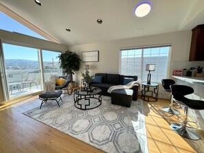 3 bedrooms - South SF Spacious Entire Unit With 3brs 3bth on 2F (South San Francisco)