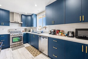 House | 4 bilik tidur, meja