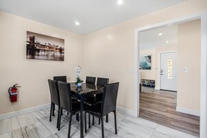 独立别墅 | 4 多间卧室、办公桌