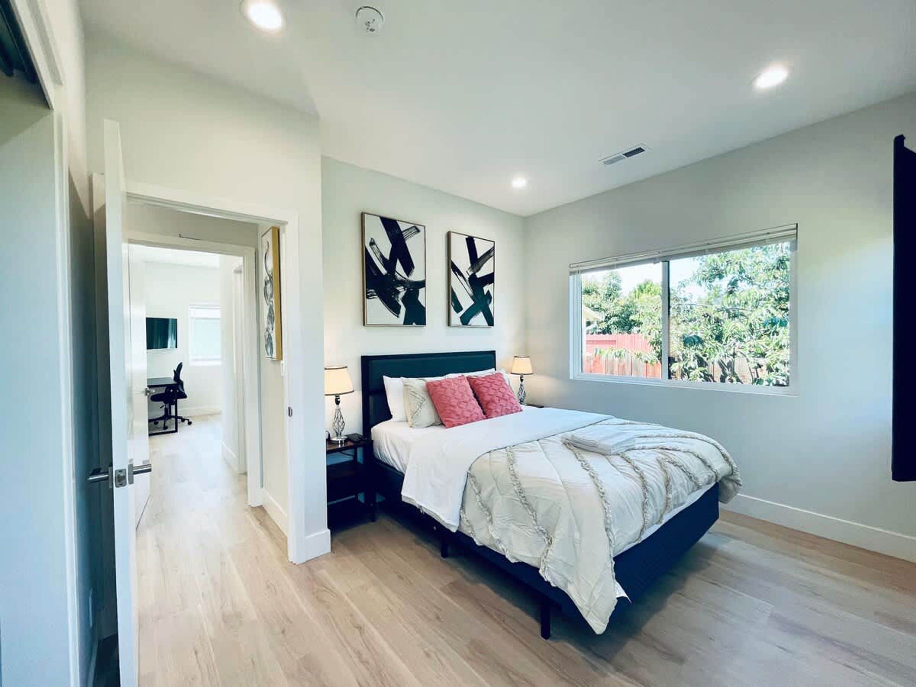 House | 3 bedrooms, desk