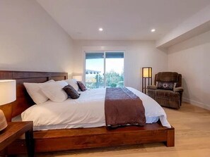 6 bedrooms, iron/ironing board, free WiFi, bed sheets