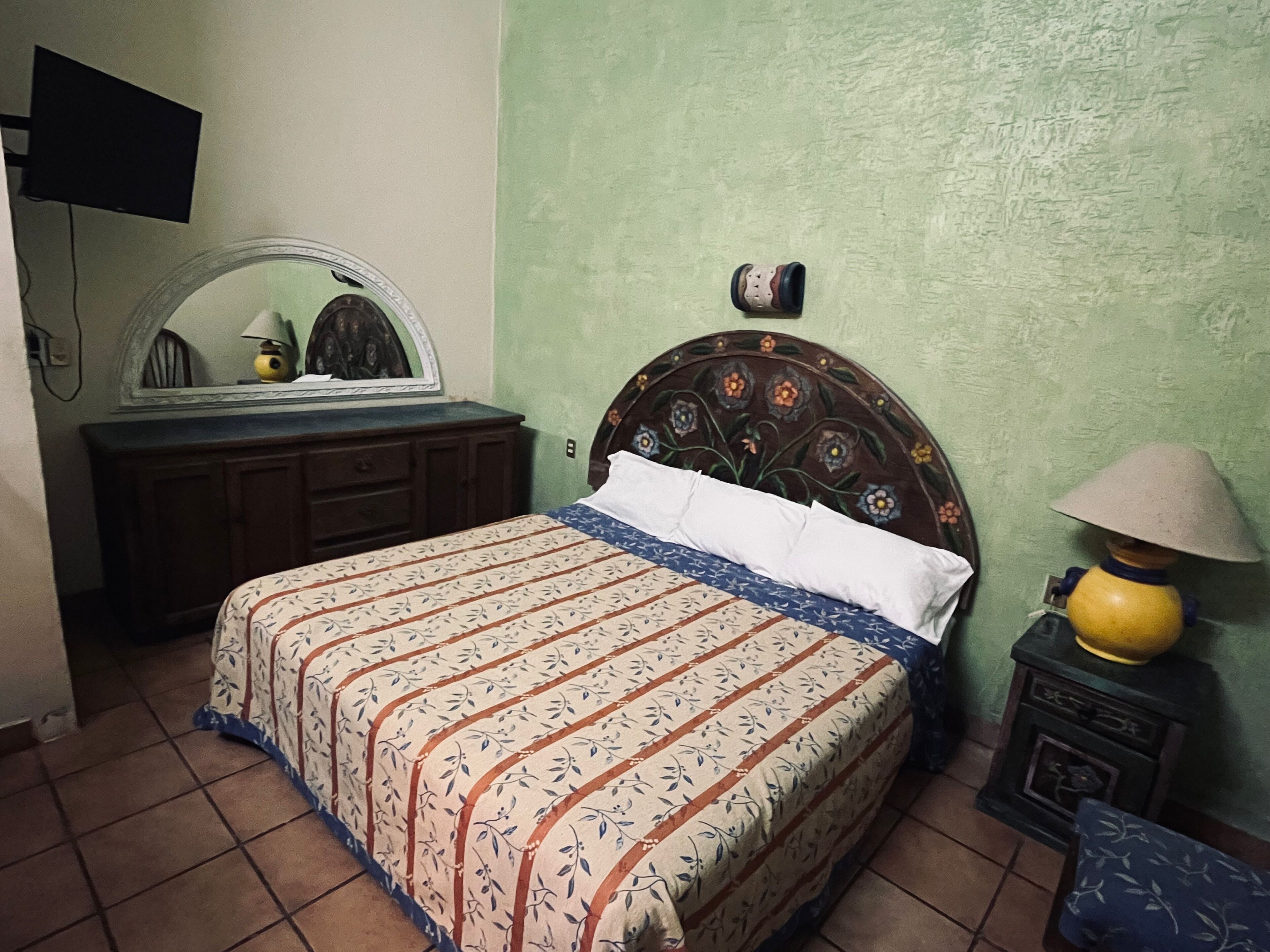 Basic Room, 1 King Bed