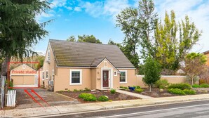 Eenlaags huis met een garage, aangeduid als een privé studio.
