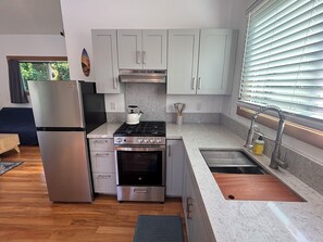 Private kitchen - Private Home in Wa'a Wa'a for a relaxing getaway (Pāhoa)