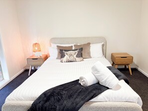 5 habitaciones, tabla de planchar con plancha y ropa de cama 