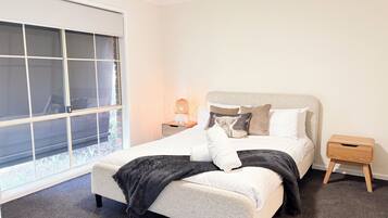 5 dormitorios, tabla de planchar con plancha, ropa de cama