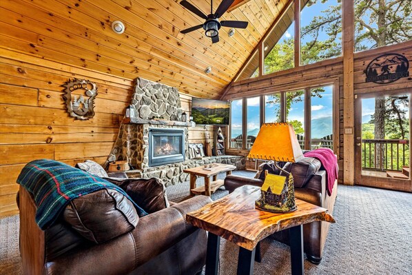 Smart TV, fireplace, video games, books - Big Foot’s Hideout | Game Room🎱 Hot Tub♨️ Mountain Views🌄 Near Dollywood🎢 (Gatlinburg)