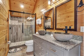 Shower, hair dryer, towels - Mountain Views, 🎯Game Room, Sleeps 20, Near Dollywood & Gatlinburg (Sevierville)