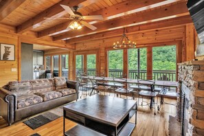 TV connectée, cheminée, jeux vidéo, livres