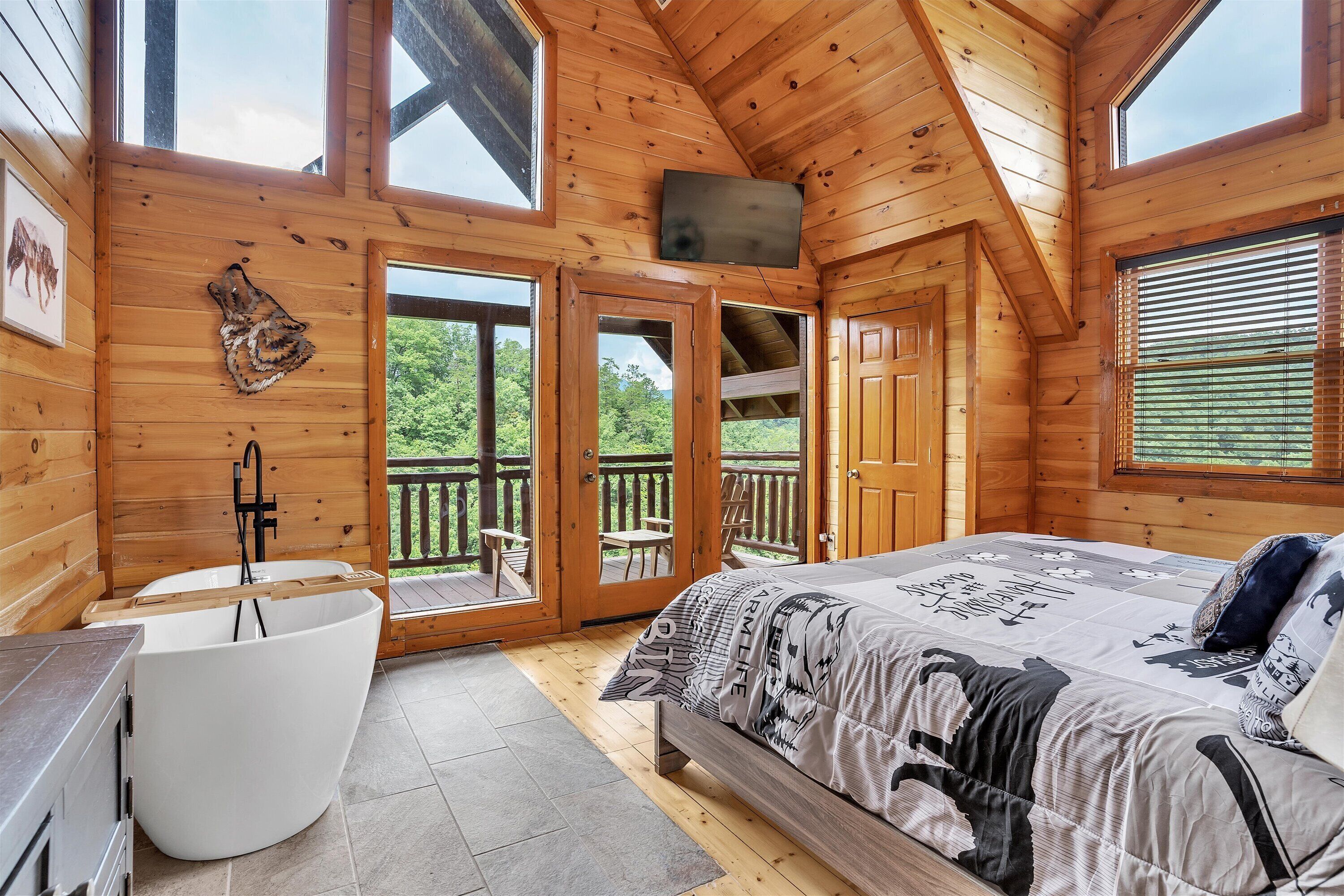 4 bedrooms, iron/ironing board, travel crib, free WiFi