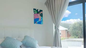4 slaapkamers, een kluis op de kamer, een strijkplank/strijkijzer, wifi
