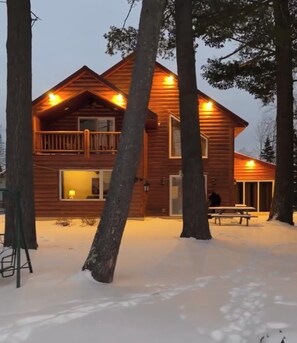 Exterior - Perfect for Snowmobilers or Ice Fishermen! New Winter rates! (Eagle River)