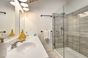 Sabonete, shampoo, papel higiênico 