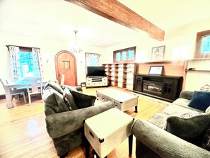 Smart TV, caminetto, stampante