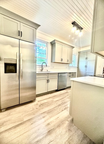 Modern Kitchen & Classic Charm – Walk to UMaine