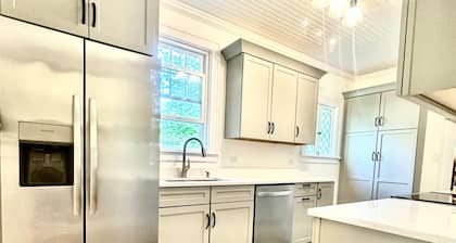 Modern Kitchen & Classic Charm – Walk to UMaine