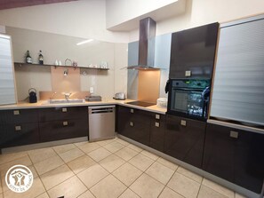 Een magnetron, een oven, een vaatwasser