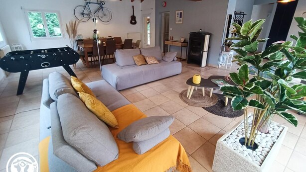 Een gezellige woonkamer met een bank, een bijzettafeltje en een potplant.