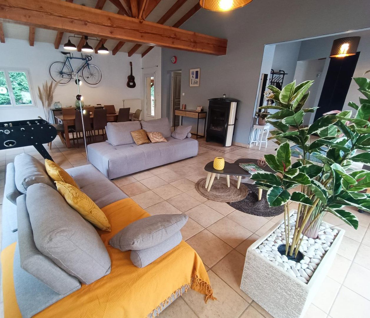 Una sala de estar acogedora con un sofá, una mesa de centro y una planta en maceta.