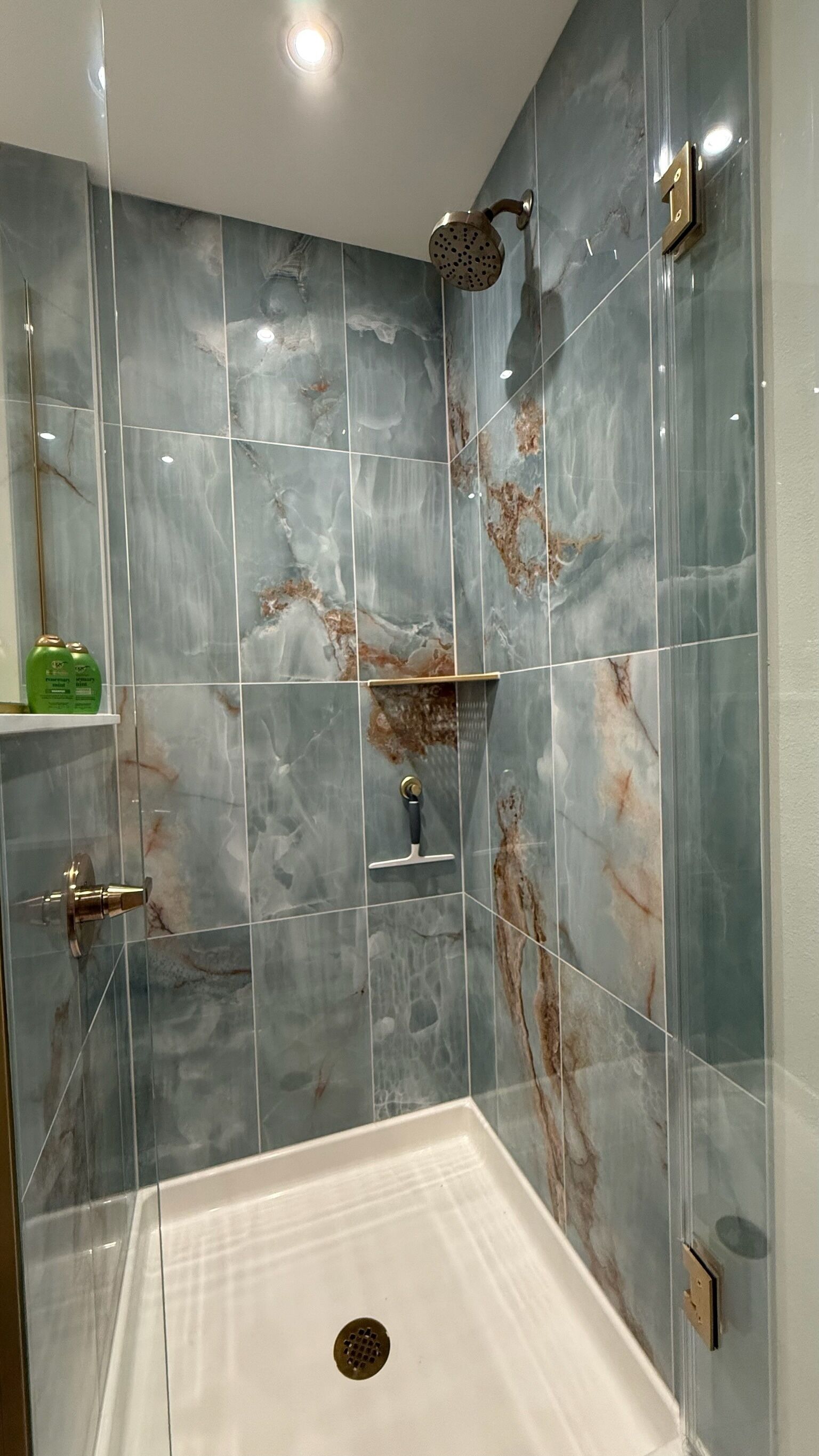 Regadera, secadora de cabello, toallas, jabón 