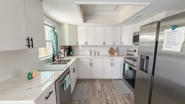 Coffee/tea maker, fridge, microwave, oven - Coastal Getaway • 2bd-2ba • 5 miles to boat ramp and Earl’s hideaway! (Sebastian)