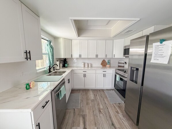 Jääkaappi, mikroaaltouuni, uuni, liesi