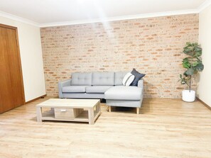 Living area - 1/1 Overdale Drive, Bourkelands (Wagga Wagga)