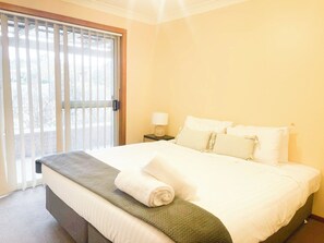 Iron/ironing board, bed sheets