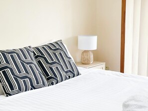 3 bedrooms, iron/ironing board, bed sheets