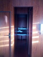 Espacio para trabajar con laptop y wifi gratis 