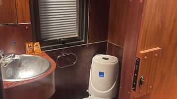 Habitación en Vagón de Tren | Kamar mandi | Shower, handuk, sabun, dan sampo