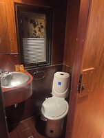 Ducha, toallas, jabón, shampoo