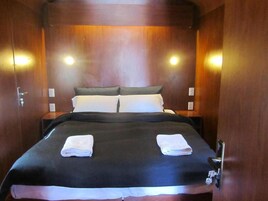 Espacio para trabajar con laptop y wifi gratis 