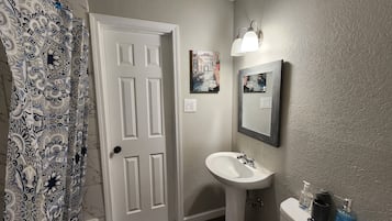 Haartrockner, Handtücher, Seife, Toilettenpapier