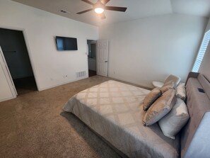 3 habitaciones, tabla de planchar con plancha, wifi y ropa de cama